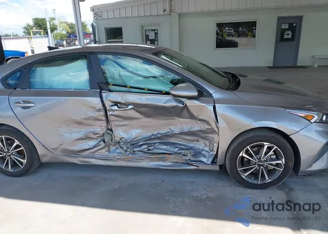 2023 Kia Forte Lxs z USA, uszkodzony, nr VIN 3KPF24AD9PE678390